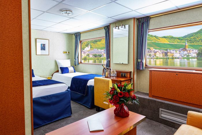 Main Deck 2 Single Beds Suite CAT. B
